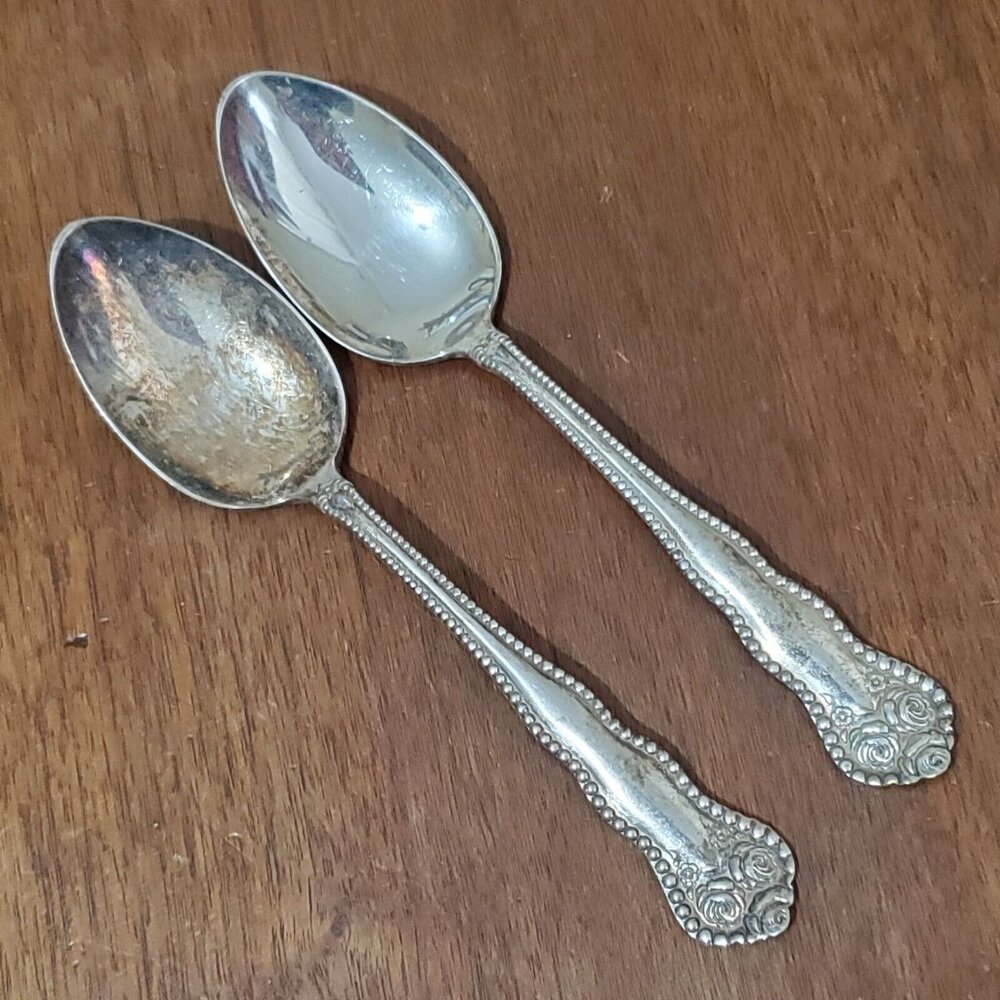 WM Rogers Six Beaded Edge Roses & Flowers Teaspoon Spoon set of 2 silverplate